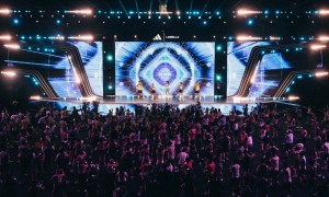 那尔那茜亮相2025莱美盛典阿迪达斯清风专场，领衔百人同练引爆全场